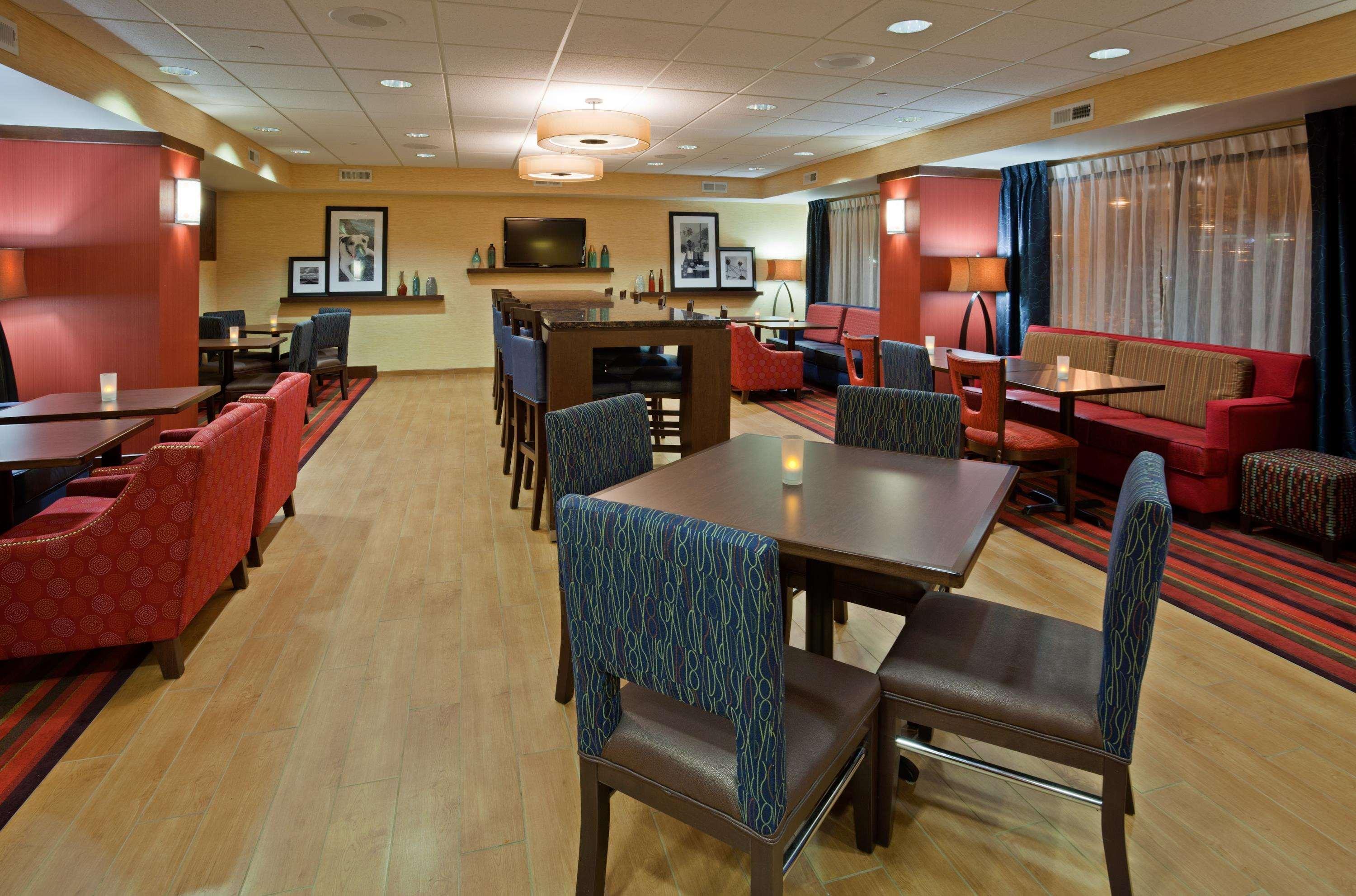 Hampton Inn Milwaukee Airport Exterior photo