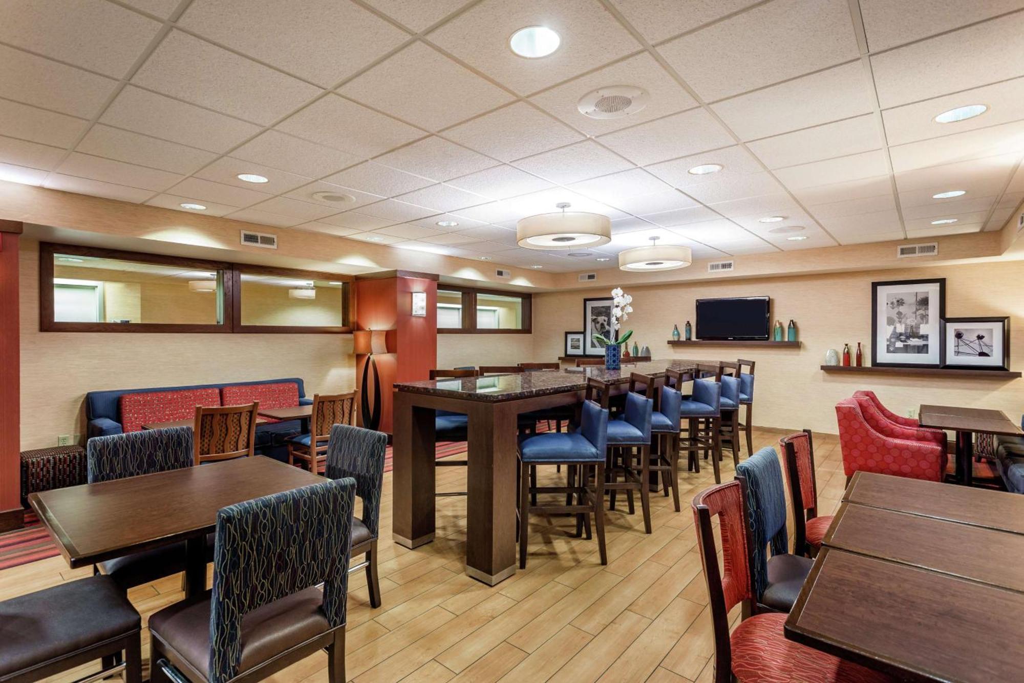Hampton Inn Milwaukee Airport Exterior photo