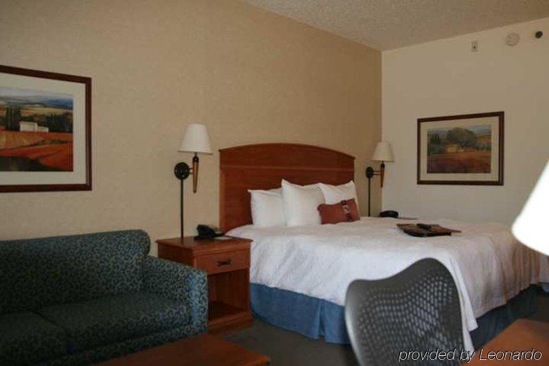 Hampton Inn Milwaukee Airport Room photo