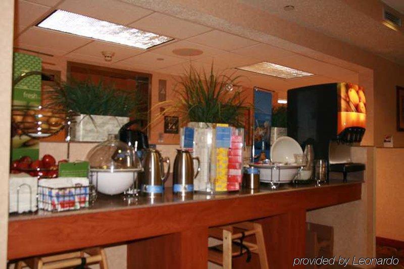 Hampton Inn Milwaukee Airport Restaurant photo