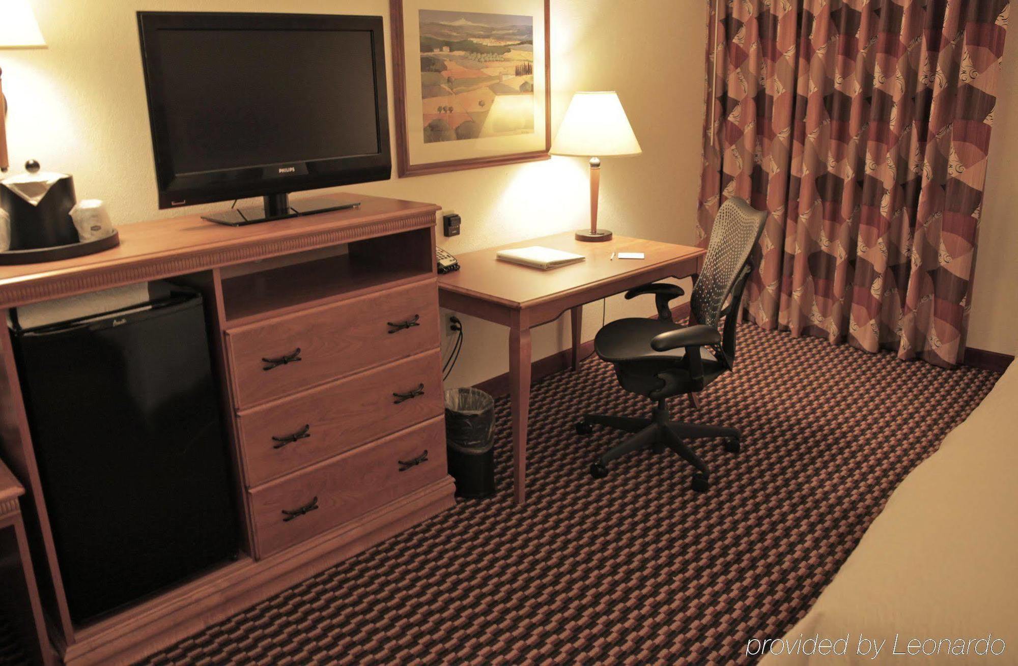 Hampton Inn Milwaukee Airport Room photo